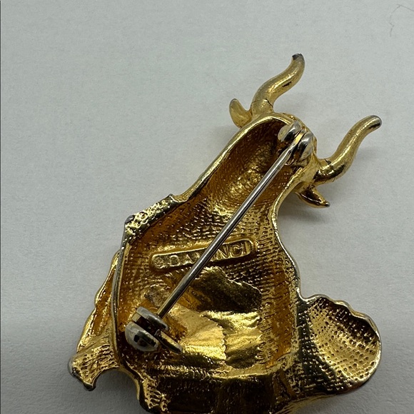DaVinci Gold and Silver Matador Bull Pin Brooch - Picture 3 of 5